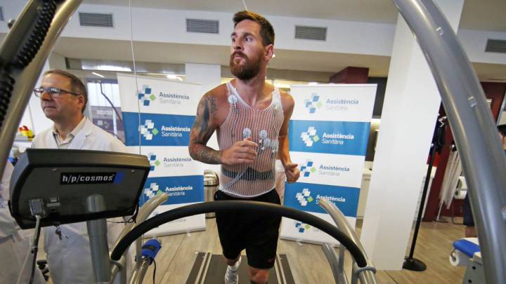 Messi pasando reconocimiento médico.