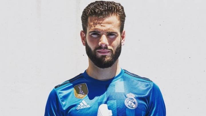 Nacho Fernández posando con la tercera equipación.