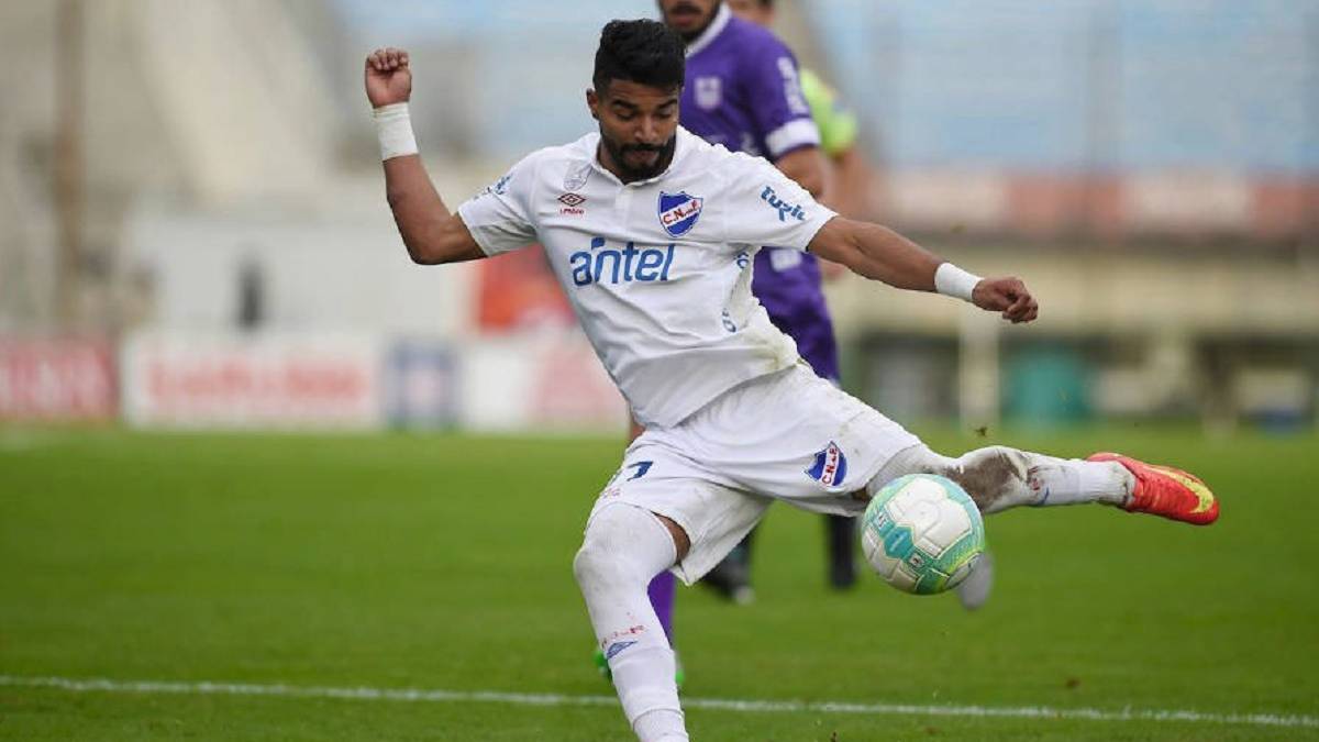 Rodrigo Aguirre durante el partido ante Defensor Sporting.