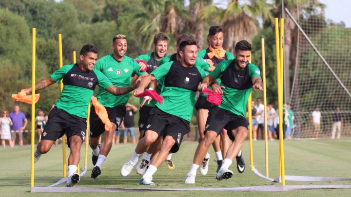 El Betis montó una calle Estafeta de San Fermín virtual en su concentración de Montecastillo, Jerez, donde se ejercitaron los jugadores. Joaquín puso guasa.