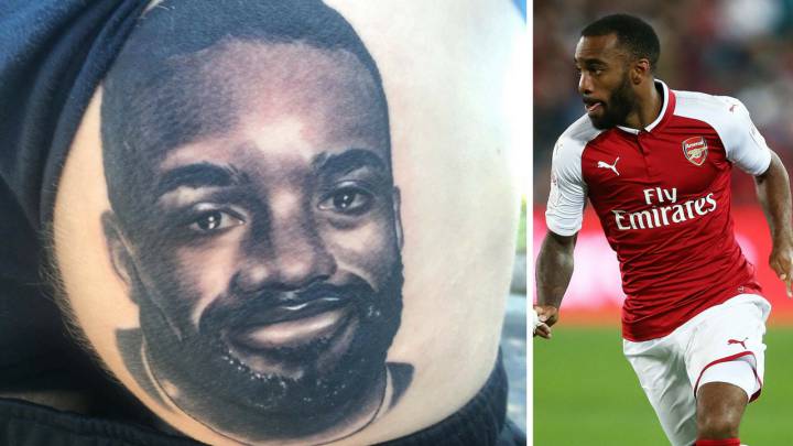 Tatuaje de la cara de Lacazette en el culo de un aficionado del Arsenal y el jugador francés vistiendo ya en un partido la camiseta 'gunner'.