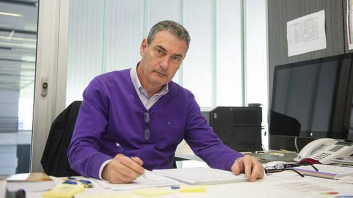 Pep Segura firma su contrato.