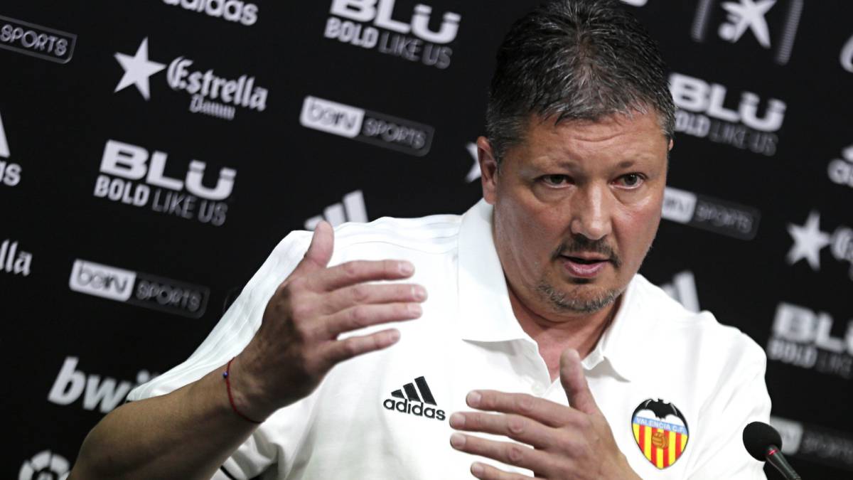 Luboslav Penev, presentado como nuevo entrenador del Valencia Mestalla.