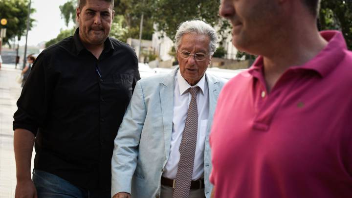Spanish Civil Guard plainclothes policemen escort Spanish Football Federation (RFEF) vice president Juan Padron (C) outside the Football Federation building in Santa Cruz de Tenerife, on the Spanish Canary Island of Tenerife, on July 18, 2017. The Guardia Civil this morning arrested the president of the Spanish Football Federation (RFEF), Angel Maria Villar, and his vice president and top soccer manager in Tenerife, Juan Padron, as part of an anti-corruption operation ordered by the National Court. Villar's son Gorka and another federation official were also detained in the probe which notably focuses on allegations of skimming profits from international matches, the source told AFP.