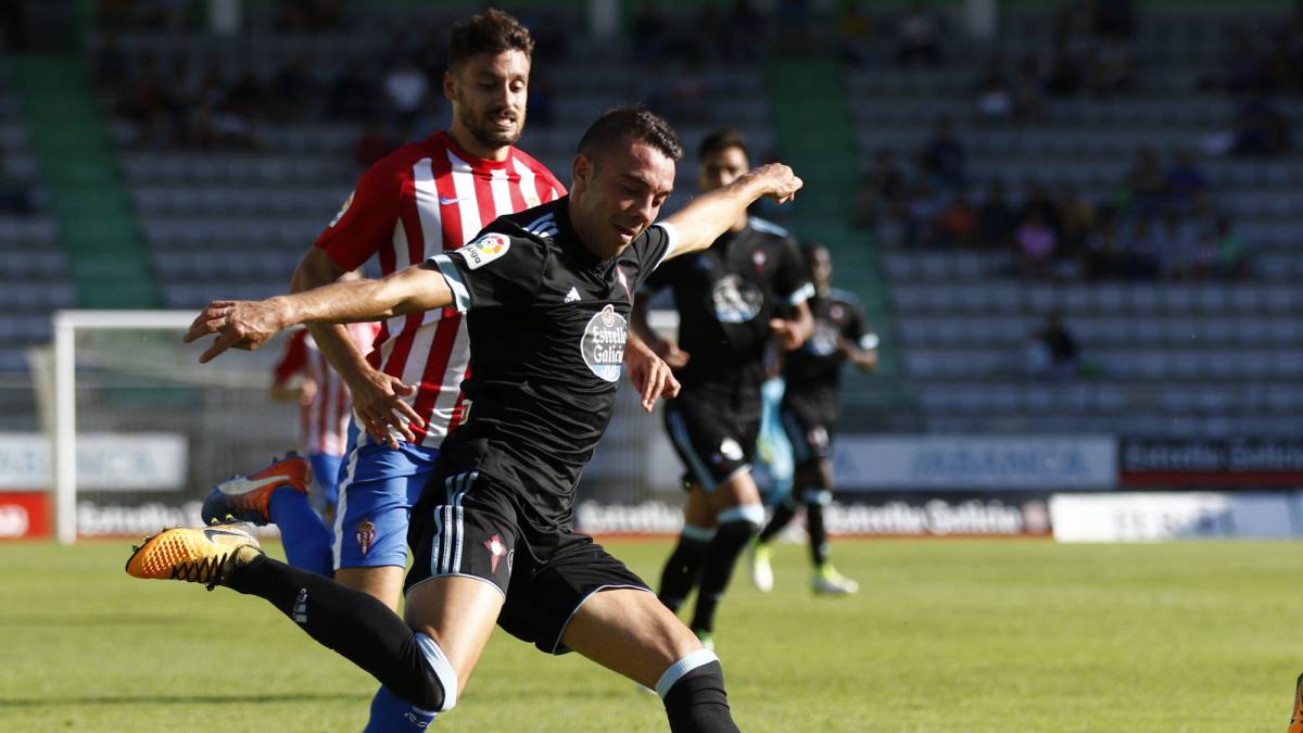 Iago Aspas,con el balón durante el Celta de Vigo 2-0 Sporting de Gijón, del Trofeo Isidro Silveira.