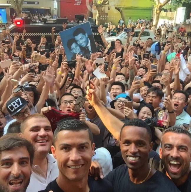 Cristiano y sus amigos se hicieron una fotografía con los aficionados.