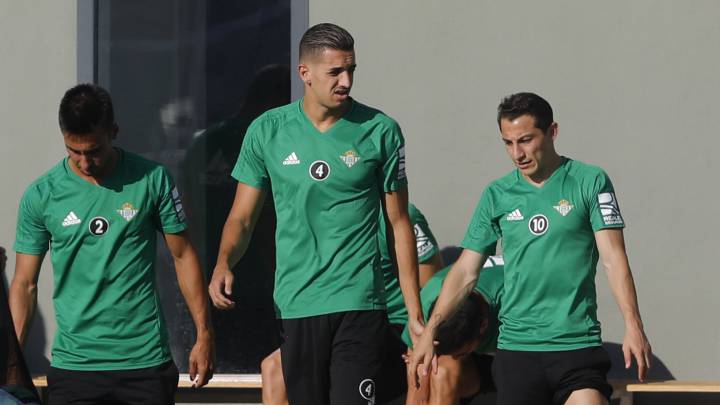 El Betis ha fichado de momento a dos zurdos, Zouhair Feddal y Andrés Guardado, contra una maldición de pierna izquierda con Rafael van der Vaart.