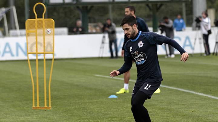 Carles Gil controla un balón durante un entrenamiento del Depor en Abegondo