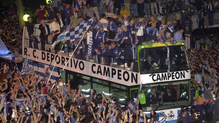 Los jugadores del Deportivo de La Coruña llegaron en autobús, el 19 de mayo de 2000, a la plaza de Cuatro Caminos, dónde miles de coruñeses les esperaban para festejar el primer título de Liga en la historia del club..