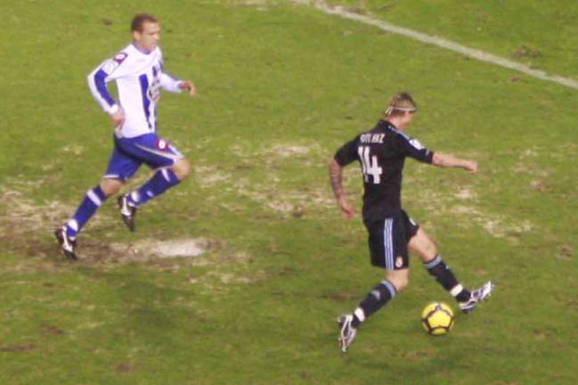 Taconazo de Guti para Benzema en Riazor.