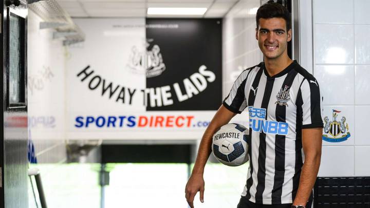 Merino con la camiseta del Newcastle
