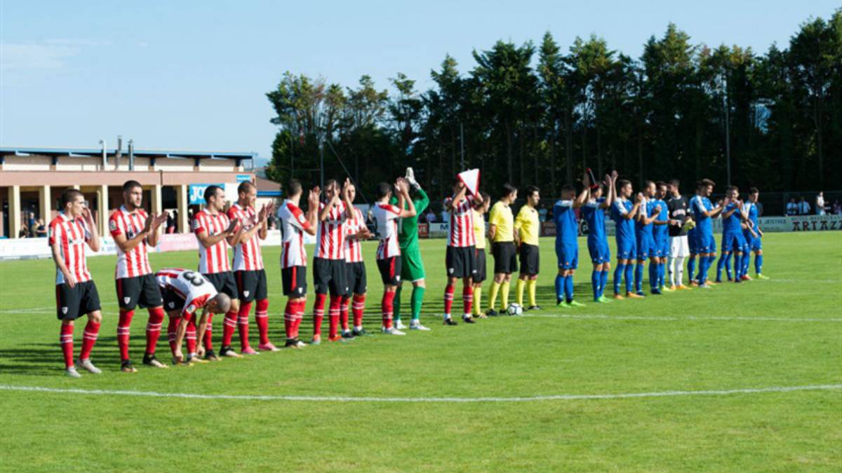 Athletic Club y Reus, antes de su partido de pretemporada.