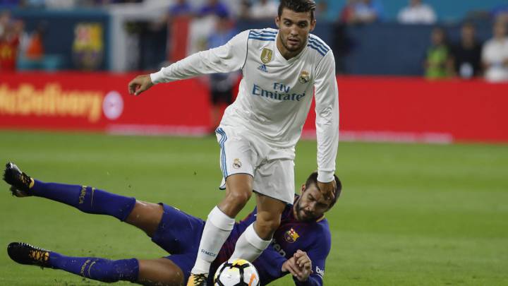 El jugador Mateo Kovacic del Real Madrid (arriba) en acción ante Piqué (abajo) del F.C. Barcelona hoy, sábado 29 de julio de 2017, durante el partido entre el Real Madrid y el F.C. Barcelona del torneo Internantional Champions Cup que se disputa en el estadio Hard Rock de Miami, Florida (EE.UU.).