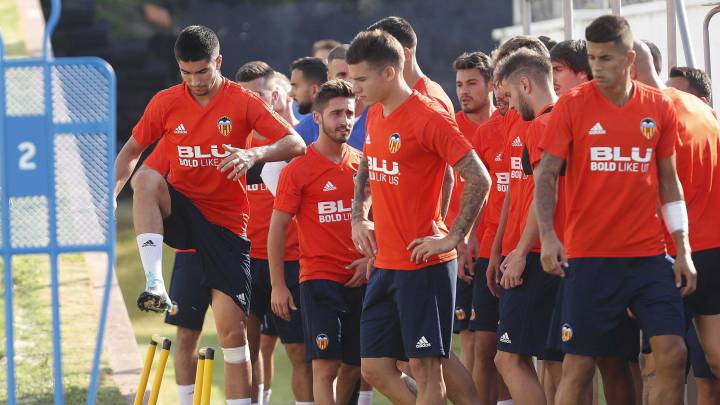 Carlos Soler, en un entrenamiento del Valencia, junto a Santi Mina y Cancelo.