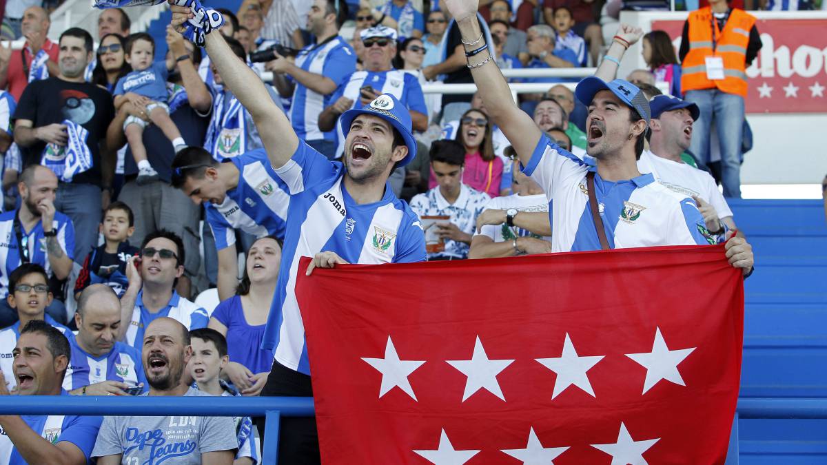Seguidores del Leganés animan durante un Leganés-Valencia de LaLiga.