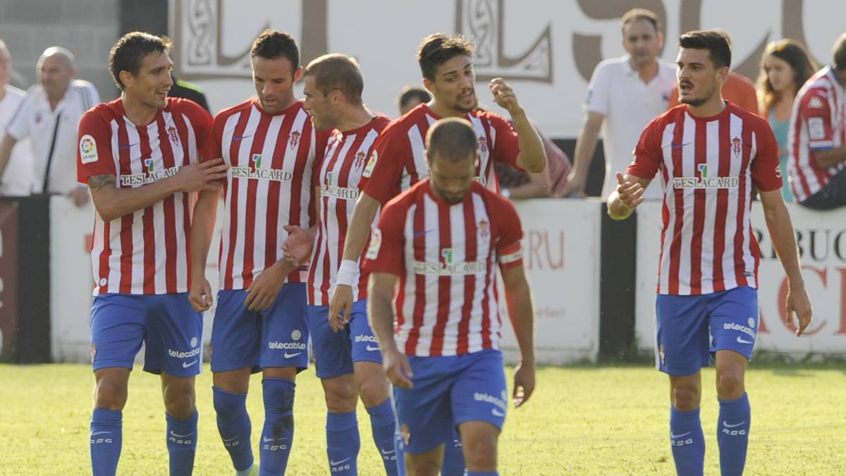 Los jugadores del Sporting celebran un gol