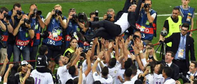 Real Madrid's French coach Zinedine Zidane is lifted by his players after Real Madrid won the UEFA Champions League final football match between Real Madrid and Atletico Madrid at San Siro Stadium in Milan on May 28, 2016. Real Madrid beat city rivals Atletico for the second time in three years to win the Champions League for the 11th time.