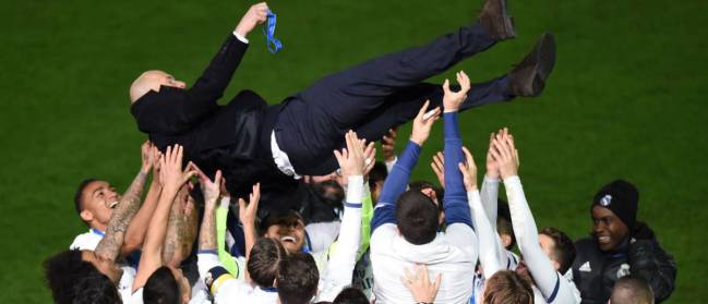 La plantilla del Madrid celebró el triunfo en el Mundial de Clubes elevando a Zidane el cielo de Yokohama.