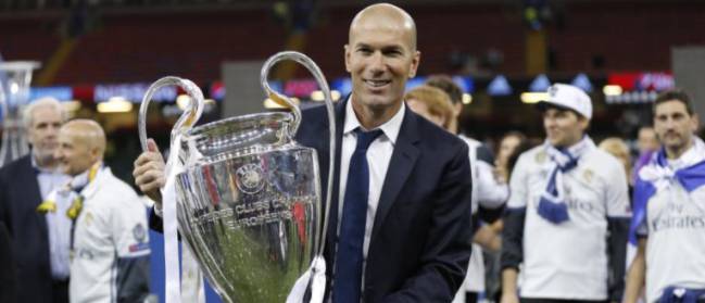 Zinedine Zidane posa con la Champions número 12 del Real Madrid.