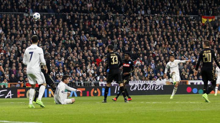 Casemiro hizo el 3-1 al Nápoles en el minuto 54 con un derechazo de volea desde fuera del área, un lujazo del brasileño.