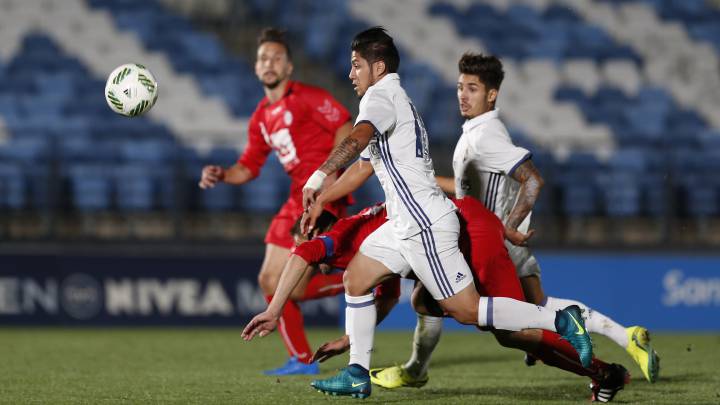 Sergio Díaz regatea a un defensa del Rayo Majadahonda