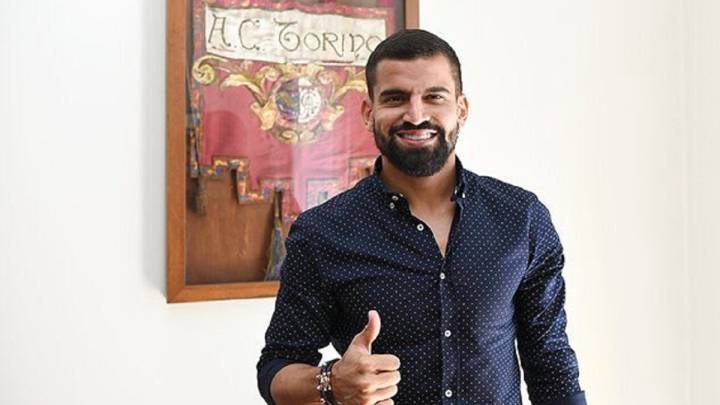 Tomás Rincón posa como nuevo jugador del Torino.