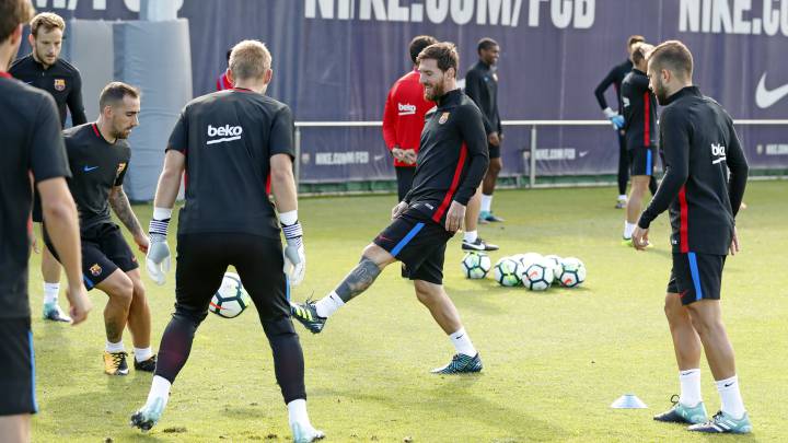 Messi, en un rondo ante Cillessen, Alcácer e Ivan Rakitic, en el entrenamiento de ayer.