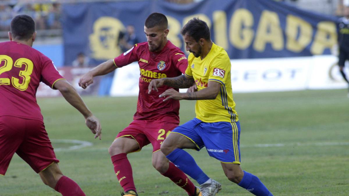 El centrocampista de Villareal CF Ramiro lucha por el balón con el centrocampista del Cádiz C.F. Aitor durante el partido de consolación del LXIII Trofeo Carranza.