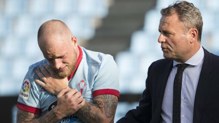 Guidetti se marcha acompañado por el doctor García Cota tras fracturarse la clavícula ante el Roma.