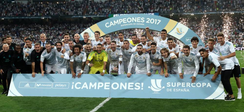 Los jugadores del Real Madrid posan con su trofeo.