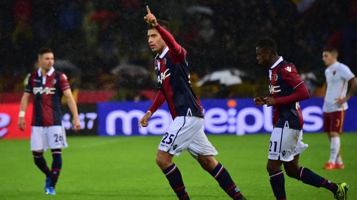 El jugador del Bolonia, Adam Masina, celebrando un gol.