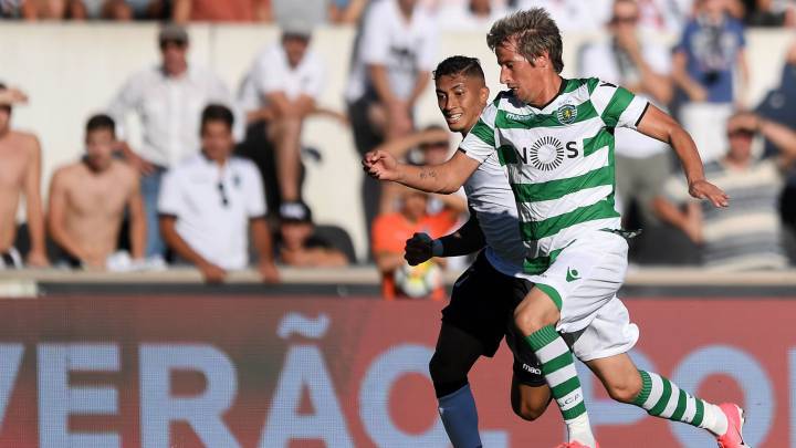 Hurtado, luchando por un esférico con Fabio Coentrao.