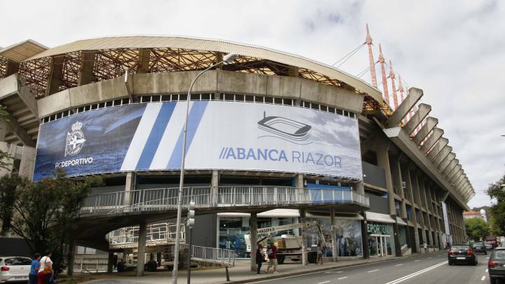 El estadio coruñés amaneció ayer con grandes logos en el que se luce el nuevo nombre.