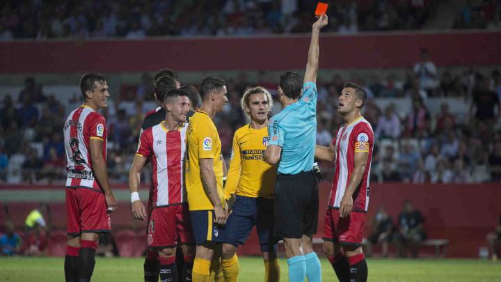 Griezmann ve la tarjeta roja.