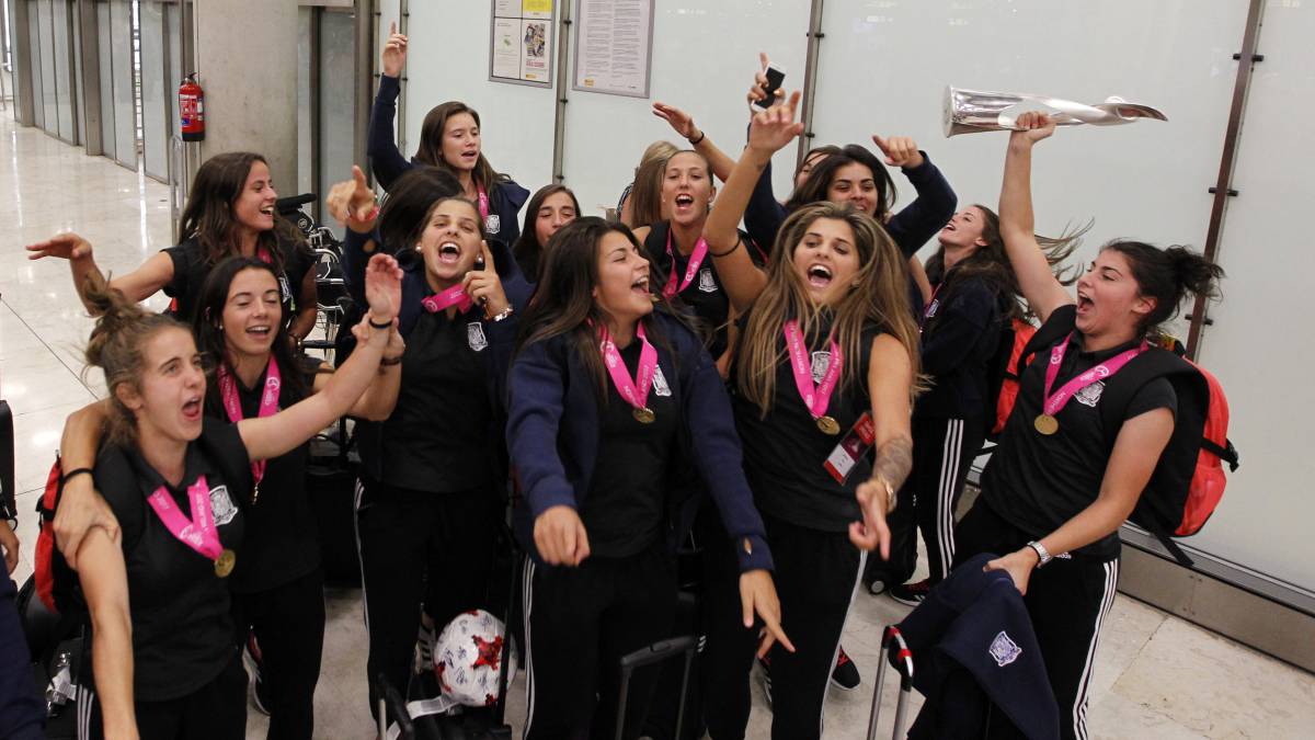 Las campeonas fueron recibidas en Barajas donde también celebraron el título con sus allegados.