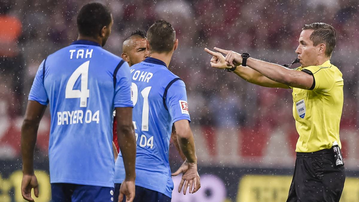El árbitro Tobias Stieler marca un penalti de Aránguiz a Lewandowski con la ayuda del VAR