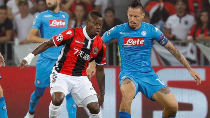 Jean Michael Seri, en acción ante Marek Hamsik.
