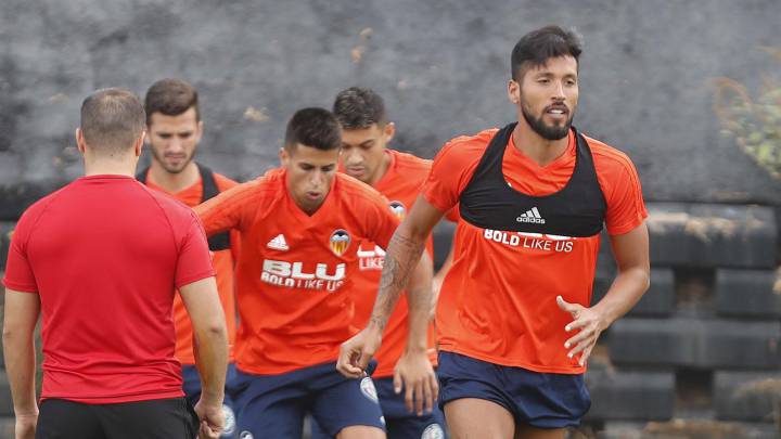 Garay, principal ausencia en la sesión matutina del Valencia