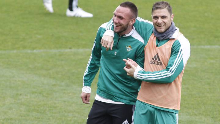 Joaquín y Digard, jugadores del Betis.