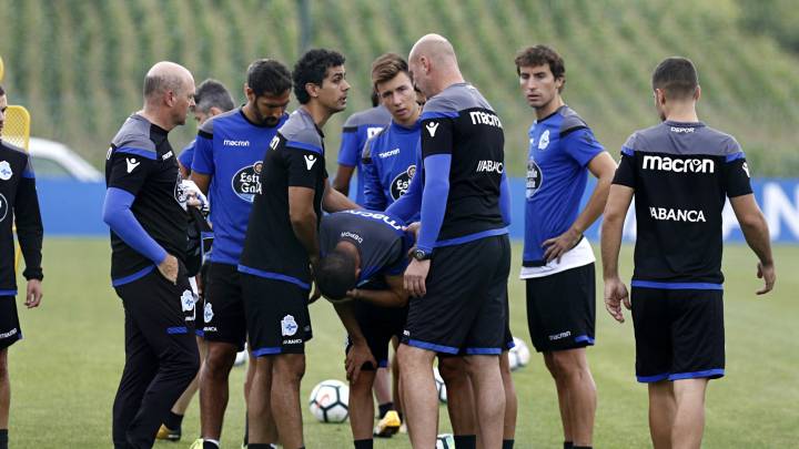 Carles Gil se lamenta de su lesión en el entrenamiento mientras compañeros y técnicos le ayudan.