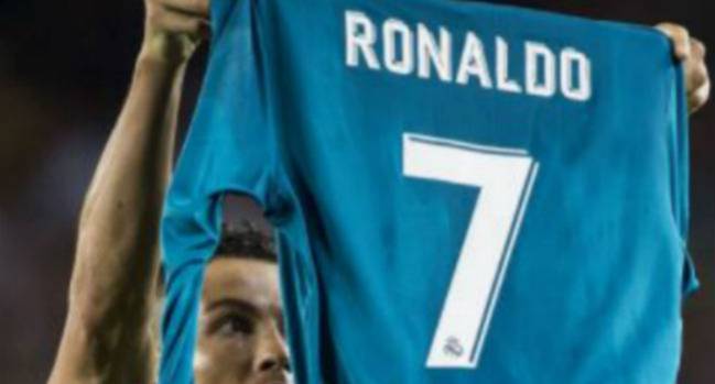 Cristiano Ronaldo celebra su gol en el Camp Nou en la Supercopa de España (ida) mostrando su camiseta al público.