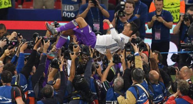 Cristiano Ronaldo, manteado por sus compañeros tras la final de la Champions League 2017, en Cardiff.