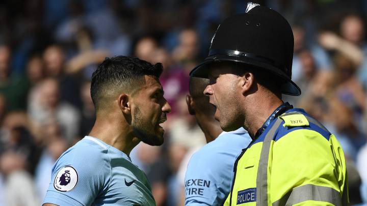 Agüero se encara con un policía