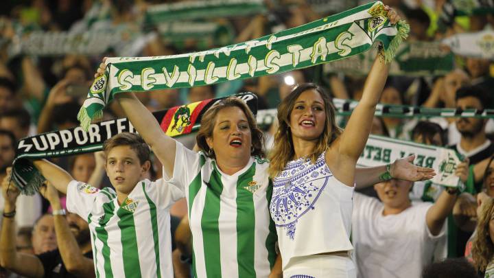 El Betis anuncia que ha superado los 49.000 abonados y espera llegar a los 50.000 en pocos días. Ya es el cuarto de España con más carnets vendidos. El nuevo Gol Sur y el regreso de Lorenzo Serra Ferrer propician el repunte, que debe ser refrendado por buenos resultados deportivos para que no baje la media de afluencia.