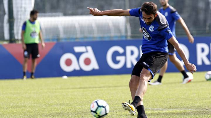 Adrián López, rematando un balón en un entrenamiento del Deportivo en Abegongo.