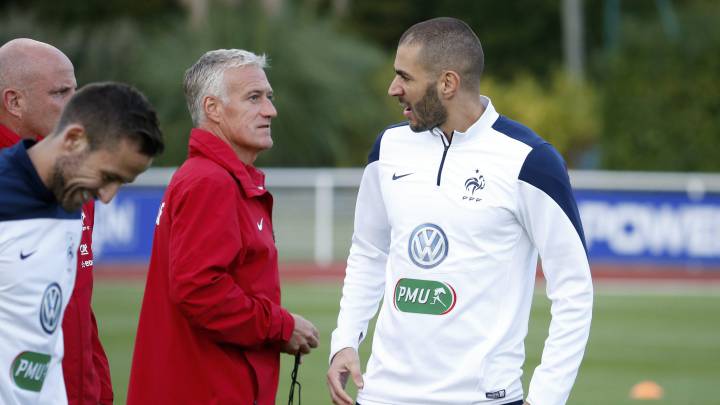 Didier Deschamps y Karim Benzema en un entrenamiento de la selección de Francia en octubre de 2014.