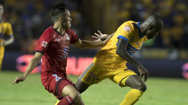 Enner Valencia (d) de Tigres disputa el balón con Heriberto Olvera (i) de Lobos BUAP
