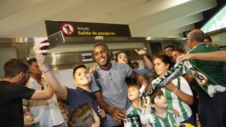 Campbell llega a Sevilla para cerrar su fichaje por el Betis