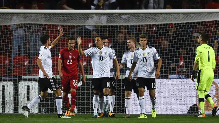 Un gol de Hummels en el 88' mantiene el pleno de Alemania