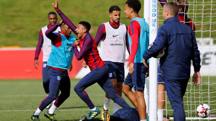 Los internacionales ingleses celebran un gol durante un entrenamiento previo al partido de hoy contra Malta.